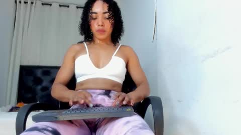 lolareyes1 online show from October 29, 1:10 am