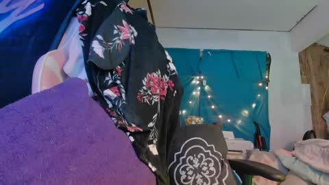 Londoncashmere69  online show from December 12, 1:10 am