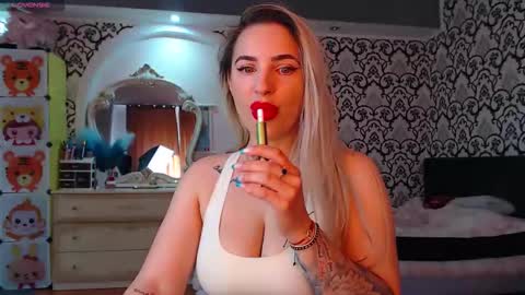 Queen LoraSinClare online show from April 27, 6:54 am