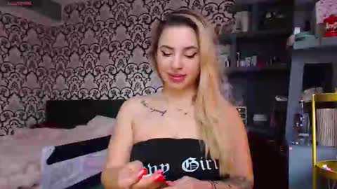 Queen LoraSinClare online show from April 3, 7:06 am