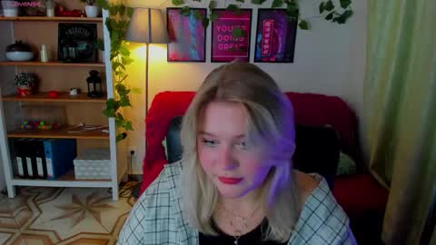 Snapshot of louisemous chatting on October 19, 10:06 am Loise online show from October 19, 10:06 am
