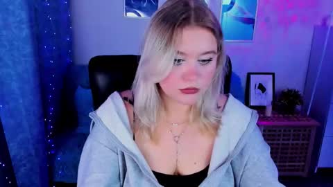 Snapshot of louisemous chatting on October 20, 3:15 pm Loise online show from October 20, 3:15 pm