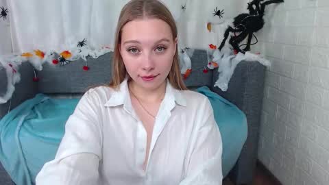 Snapshot of love_bella_ chatting on October 22, 12:48 am love bella online show from October 22, 12:48 am