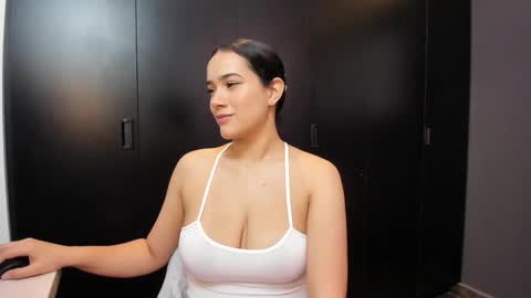 Kristen LoveBerry online show from November 8, 11:37 am