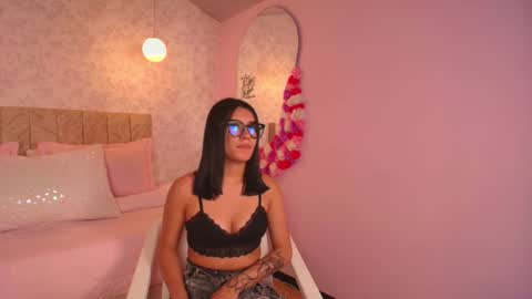 lovely_julls online show from February 6, 5:49 pm