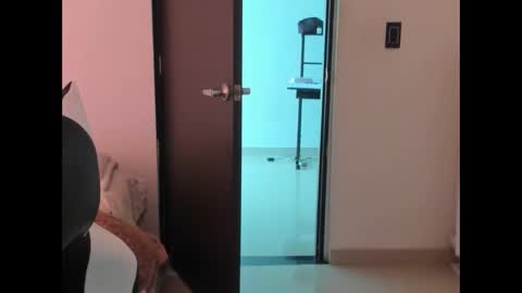 luara__01__lecat_1 online show from April 5, 9:14 pm