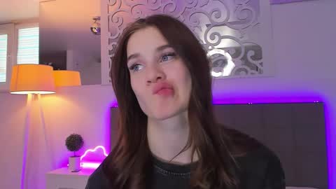 LuisaClover online show from March 14, 2:40 pm