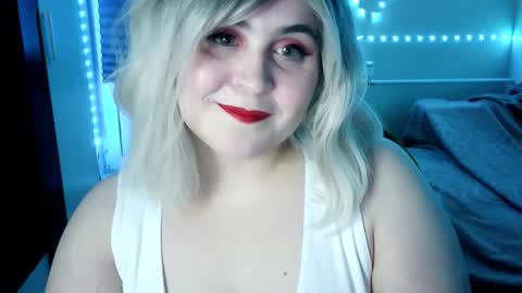 lulovia online show from March 25, 11:07 pm