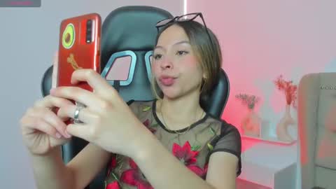 luluuberry online show from November 12, 1:42 pm