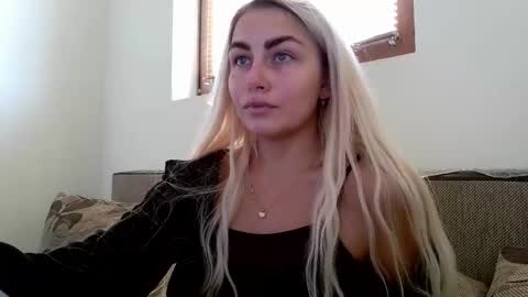 Snapshot of luna_blazer chatting on October 4, 10:10 am luna_blazer online show from October 4, 10:10 am