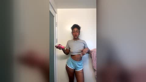 lunaalighttt online show from April 10, 1:55 am