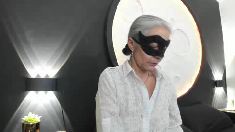 lunamisteriosa_ online show from February 5, 11:57 am