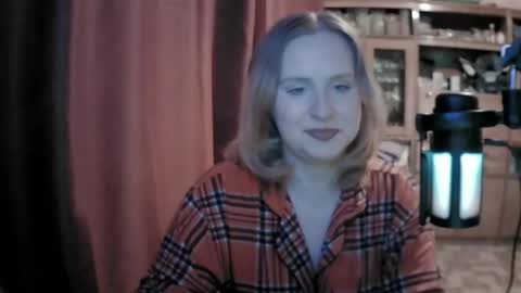 lunamystique_ online show from May 4, 6:01 pm
