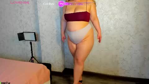 lyra_coles online show from July 14, 1:39 am