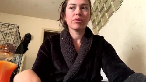 SummerPeach online show from January 11, 5:40 pm