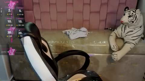 madelen  online show from December 5, 8:54 pm