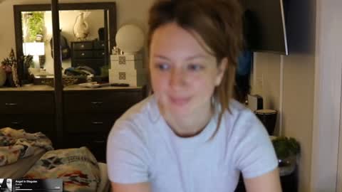 Mae online show from February 4, 6:55 pm