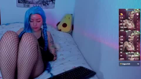 Snapshot of makii_33 chatting on March 9, 8:40 am ...  ... online show from March 9, 8:40 am