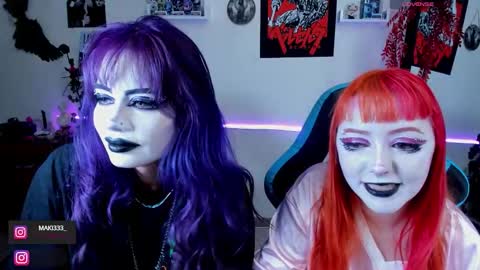 Snapshot of makii_33 chatting on October 3, 11:37 am ...  ... online show from October 3, 11:37 am