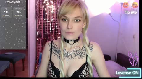 Snapshot of mali_sia chatting on December 22, 1:01 am Mischelle online show from December 22, 1:01 am