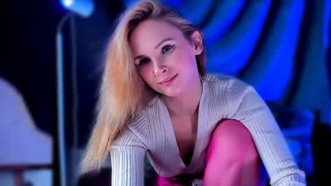 Snapshot of margaux_corsets6641000 chatting on December 27, 10:23 am margaux_corsets6641000 online show from December 27, 10:23 am