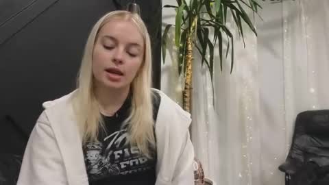 margot_robbie7 online show from February 17, 1:15 am