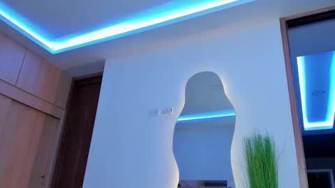 M A R I A N E online show from September 18, 2:10 am