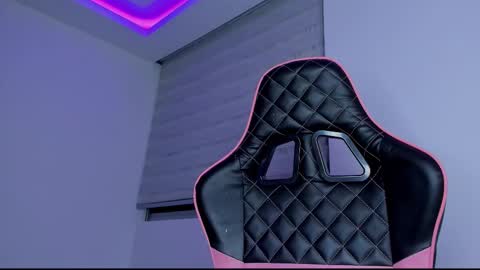 M A R I A N E online show from March 4, 6:04 am