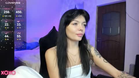 Snapshot of mariella__adams chatting on February 25, 6:23 pm Maria  online show from February 25, 6:23 pm
