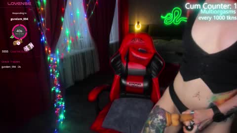 Snapshot of max_phoenix chatting on March 1, 5:52 am Max online show from March 1, 5:52 am