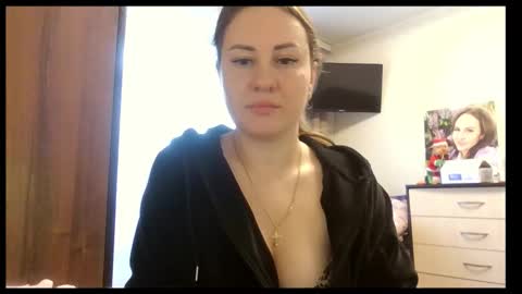 meadoweyes_ online show from December 21, 8:40 am