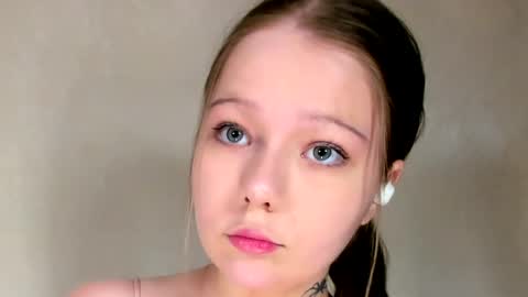 MelMooon online show from May 31, 2:34 pm