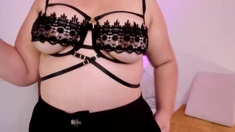  Leslie  online show from November 27, 6:44 pm