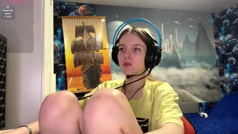 Hi Im Aria 18 years old online show from December 15, 3:39 pm