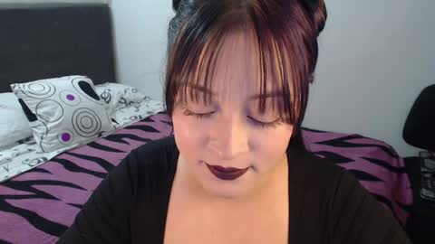 Snapshot of mia_adams_red chatting on January 4, 11:17 pm mia online show from January 4, 11:17 pm