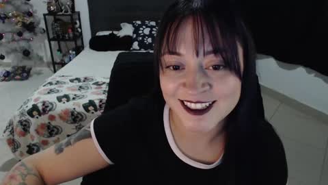 Snapshot of mia_adams_red chatting on December 22, 1:44 am mia online show from December 22, 1:44 am