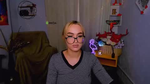 Mia online show from March 22, 12:44 pm