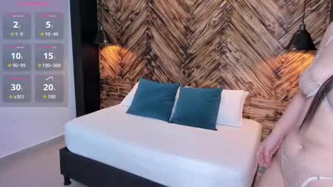 M I A  online show from November 15, 5:08 am