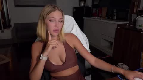 Snapshot of mia_floo chatting on September 16, 3:31 pm mia_floo online show from September 16, 3:31 pm