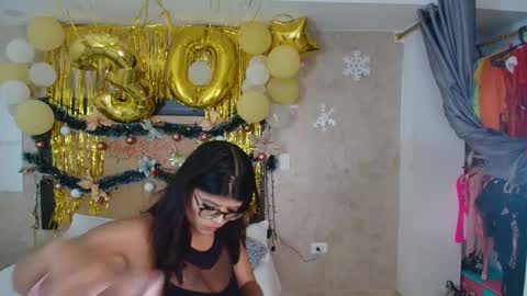 MIALOPEZ      .     Y      .      online show from December 1, 9:17 pm