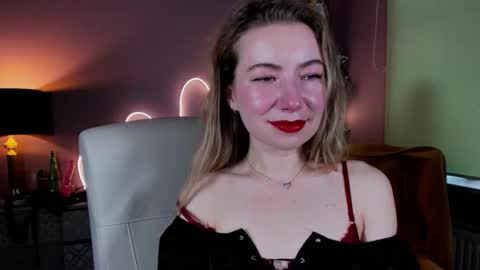 Mia online show from October 5, 2:11 pm