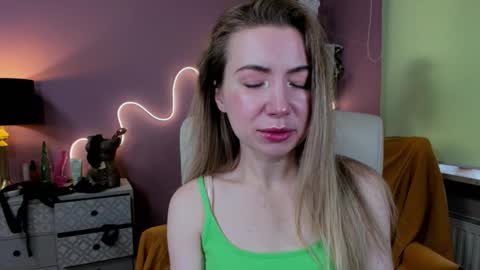 Mia online show from September 28, 8:19 am