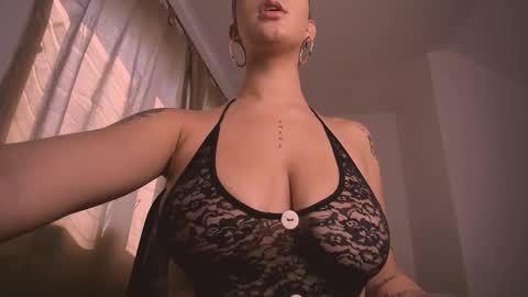 mia independent model online show from December 19, 2:31 pm