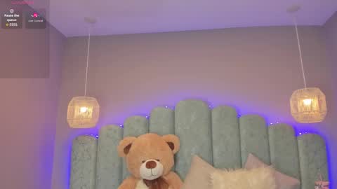 Mia online show from November 29, 1:59 pm