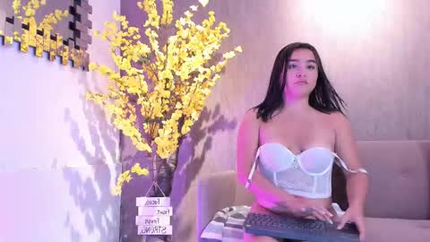 Mia summer online show from November 15, 4:30 pm