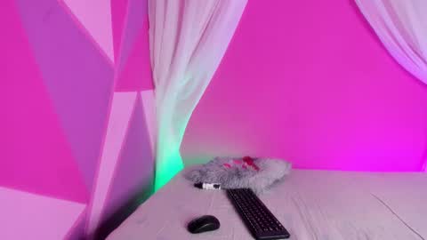 Mia online show from November 27, 11:57 am