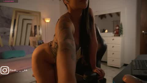 Mia online show from December 17, 1:11 am