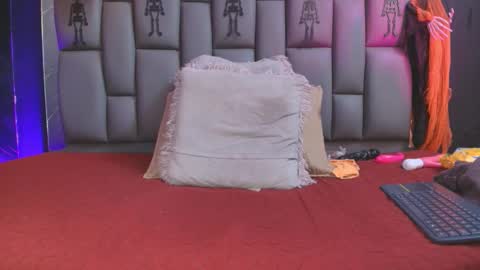 Mia online show from October 28, 12:22 pm