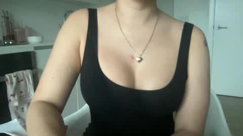 miadeleon88 online show from May 13, 9:20 pm