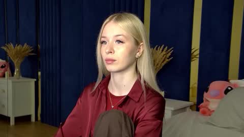 Mia online show from November 11, 6:27 pm